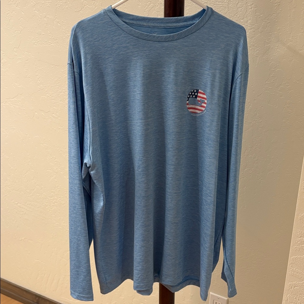 Men’s Vineyard Vines performance T shirt.